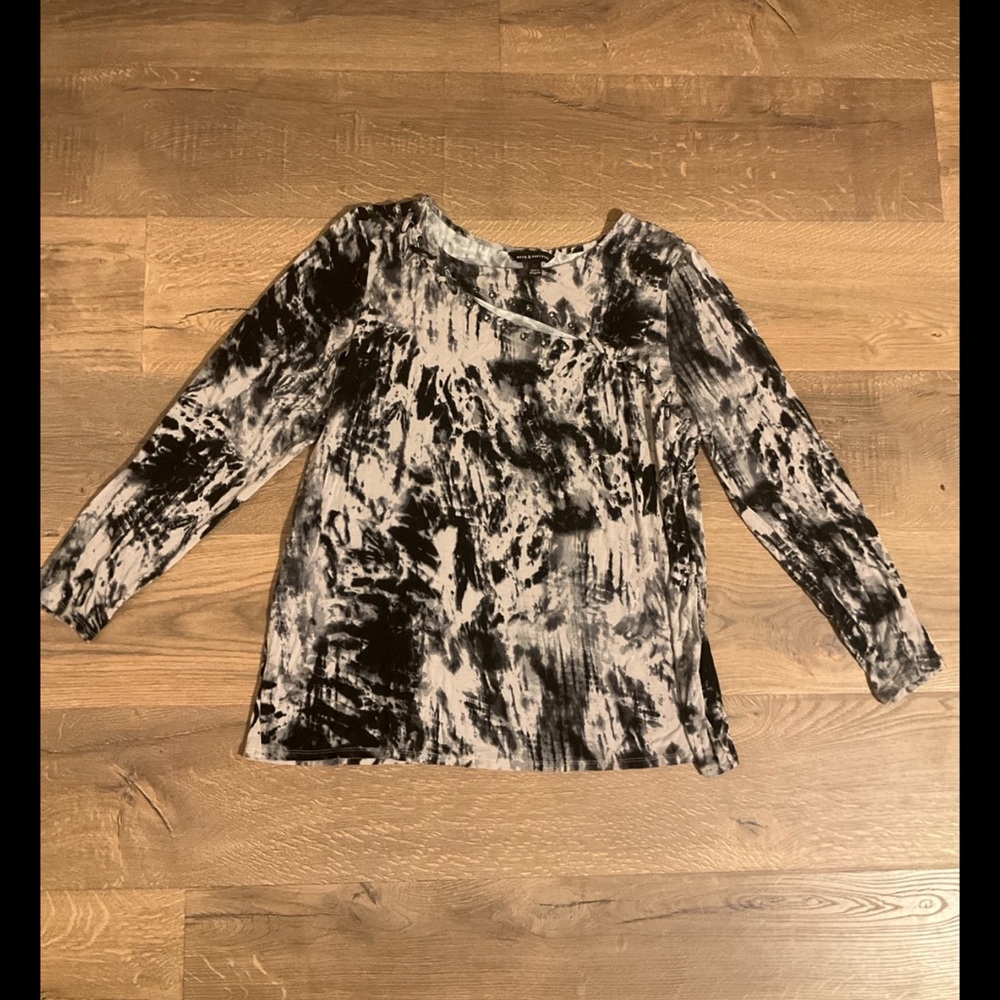 Rock & Republic black & white tie dye long sleeved top with lacing detail, 1X